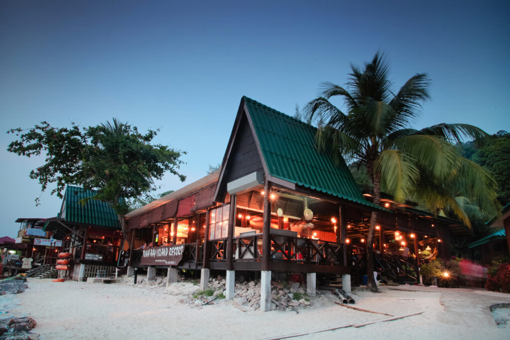 tuna cafe night view