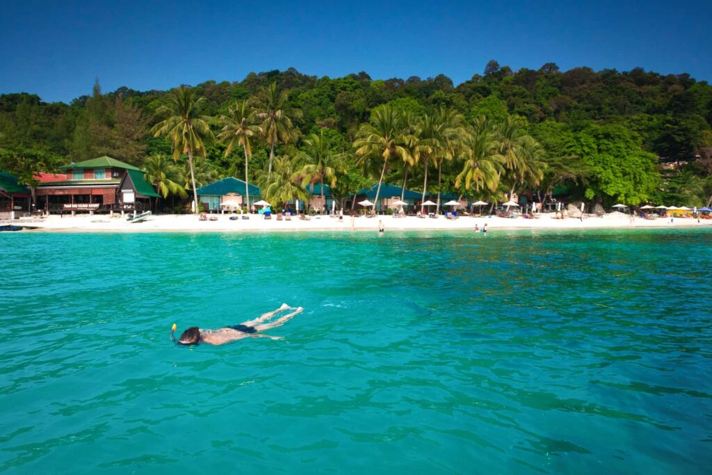 Thinking about visiting Perhentian Island in September or October? You may be wondering if the island is still worth visiting as the main holiday season starts to wind down. The short answer is yes. But there are a few things you should take note of, as the weather and sea conditions can change during these two months. Perhentian Island in September is still within one of the better periods for visiting the east coast, particularly if snorkelling and diving are high on your list. October can still be a good time to visit too, but the weather and sea conditions may become less predictable as you get closer to the monsoon season. That does not mean you should avoid October. You can still get beautiful sunny days, warm water and great conditions for exploring the island. You just need to be a little more flexible with your plans and keep an eye on the weather. So, what is Perhentian Island actually like in September and October? Here is what you should know before booking your trip. Perhentian Island in September: What Should You Expect?
